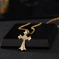 Collana con ciondolo a croce in oro vintage con zirconi micro-pavimentati su supporto nero - Stile Gotico Texturizzato (Style A)