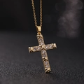 Collana con croce placcata in oro con micro zirconi incastonati e catena sottile - Stile Cornice in Bambù (Style D)