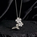 Collar de plata con colgante de doble flor adornado con cristales claros y circonitas - Estilo Plateado Flor Doble Entrelazada (V1)