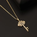 Vista macro del collar con colgante de llave dorada y circonita ojo del diablo - Golden Key Shape Evil Eye (I)