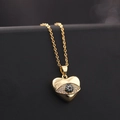 Macro-opname van een hartvormige Evil Eye-hanger met heldere en donkere edelstenen - Pave Hart Boze Oog (B)