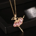 Elegante collana ballerina dorata con gonna in zircone rosa e cristalli scintillanti - Rosa (C)