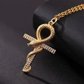 Collana con pendente Croce Ankh placcata in oro con micro-pavé di zirconi e serpente - Croce Ankh Avvolta da Serpente (C)