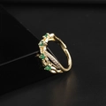 Anello aperto placcato oro 18 carati con zirconi verdi e dettagli micro-pave - Oro Con Pietra Verde (A)