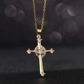 Kreuzanhänger-Halskette in Gold-Finish mit mikroverzierten Zirkoniasteinen und O-Kette - Micro Pave Gold Stil (O)