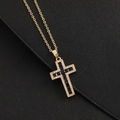 Collana con ciondolo a croce dorata e zirconi blu su sfondo in pelle nera di lusso - Oro con Zirconia Blu (B)