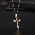 Collana a croce dorata con gemme colorate e pietra centrale rossa su fondo nero - Stile Pietre Multicolore (A)