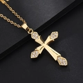 Elegante collar de cruz bañada en oro con circonitas micropavé sobre fondo negro - Estilo Z1 Cobre Chapado En Oro