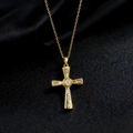 Collana a croce dorata con zirconi micro-pave su sfondo nero lussuoso e strutturato - Croce di Zirconia Rettangolare (B)