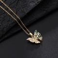 Détail macro du pendentif papillon avec zircons verts et cristaux blancs brillants - Papillon asymétrique vert et blanc (G)