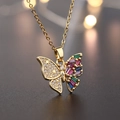 Collier papillon doré avec des zircons colorés et une chaîne à maillons délicate - Papillon en diamant taille degré multicolore (H)
