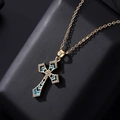 Vergoldete Kreuz-Halskette mit blauem Emaille-Detail und mikro-gefassten Zirkonia-Steinen - Blau & Schwarz Geometrische Emaille (I)