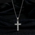 Halskette mit Kreuzanhänger in Silberoptik und funkelndem Zirkonia-Mikropavé-Besatz - Micro Pave Silber Stil (T)