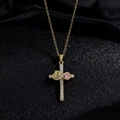 Vergoldete Kreuzhalskette mit pinkfarbenem Herz-Edelstein und weißen Zirkonia - Herz & Schleife Stil (M)