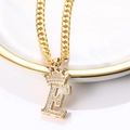Vue détaillée du collier chaîne cubaine dorée avec pendentif lettre E à couronne sertie - Lettre E