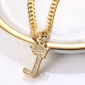 Détail du pendentif lettre J doré avec couronne et pierres de zircone serties - Lettre J