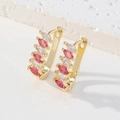 Vue détaillée des boucles d'oreilles trèfle en or 18 carats avec zircons roses et clairs - Style Marquise Alterné Rose et Blanc (F)