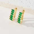 Dettaglio orecchini a cerchio in oro 18K con zirconi verdi taglio marquise - Stile File di Marquise Verde (B)