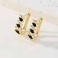 Dettaglio di orecchini placcati oro 18K con pietre marquise bianche e nere - Stile Marquise Alternato Bianco e Nero (C)