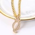 Détail du pendentif lettre Q couronne dorée avec zircons sur une chaîne maille cubaine - Lettre Q