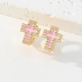 Détail des boucles d'oreilles trèfle plaquées or 18K avec croix en émail rose et zircon - Style Croix en Émail Rose (O)