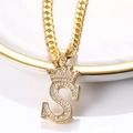 Gros plan du pendentif couronne lettre S doré avec zircons sur une chaîne cubaine - Lettre S