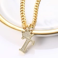Vue macro du pendentif lettre T doré avec couronne sertie de zircons sur une chaîne cubaine - Lettre T