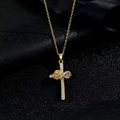 Goldene Kreuzkette mit Zirkonia-Besatz und dekorativer 3D-Rose auf Schwarz - Rosenumwickelter Stil (L)