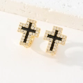 Détail de boucles d'oreilles créoles en or 18K avec croix en émail noir et zircons - Style Croix en Émail Noir (Q)