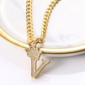 Détail du pendentif couronne lettre V doré avec zircons brillants sur une chaîne cubaine - Lettre V