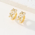 Détail de créoles plaquées or 18K avec zircons micro-incrustés et ornements en forme d'X - Style Décor en X Zircone Transparent (J)