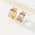 Vue détaillée des créoles dorées 18K avec zircons violets et dimensions de taille - Style de Structure en X Violet et Blanc (M)