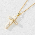 Collana croce dorata con zirconi rettangolari su sfondo bianco materico - Stile Croce con Zirconia Trasparente (C)