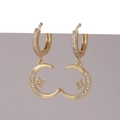 Dettaglio di orecchini a luna e stella placcati in oro con pavé di zirconi cubici - Stella e Luna (G)