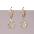 Dettaglio orecchini huggie placcati in oro con ciondoli a forma di smiley e zirconi luccicanti - Faccina Sorridente in Zirconia (I)