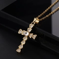 Detalle macro del colgante de cruz con circonitas blancas y cadena dorada - Estilo W1 Cobre Chapado En Oro
