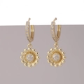 Dettaglio di orecchini a margherita placcati in oro con micro-pave di zirconi bianchi - Forma di Margherita (J)