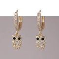 Dettaglio di orecchini a forma di gufo in oro con zirconi cubici e pietre nere lucide - Gufo in Zirconia (M)