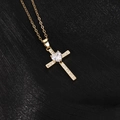Dettaglio macro del ciondolo a croce in oro 18K con zircone a cuore su sfondo nero - Zirconia Bianca Cuore Dorata (X)