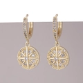 Dettaglio di orecchini a cerchio placcati oro con ciondoli a stella in zircone lucido - Stella a Otto Punte (O)