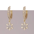 Dettaglio di orecchini placcati oro con ciondoli a fiocco di neve in zirconia scintillante - Fiocco di Neve in Zirconia (P)