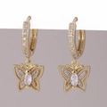Dettaglio di orecchini a cerchio placcati oro con farfalle traforate e zircone marquise - Farfalla Navette (U)