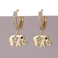 Dettaglio di orecchini a cerchio a elefante dorati con fiore in zircone e pietra nera - Elefante in Zirconia (V)