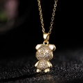 Vista macro de collar con colgante de oso dorado con circonitas blancas y esmalte rosa - Estilo P (Oso Oreja Rosa Ojos-X)