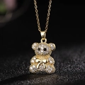 Primer plano del colgante de oso chapado en oro con micro-pavé de circonitas brillantes - Estilo N (Oso Moño Pavé)