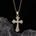 Collana con croce vintage placcata oro e pavé di zirconi su uno sfondo di roccia scura - Stile Oro Vintage Pieno Diamante (K)