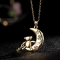 Macro de colgante de luna y oso dorado con piedras de circón moradas y verdes - Estilo K (Oso Luna)