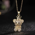 Vista macro del colgante de oso de peluche bañado en oro con corona y piedras de circonita - Estilo L (Oso Pequeña Corona Oro)