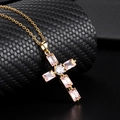 Lussuosa collana a croce dorata con zirconi rosa su un espositore nero testurizzato - Croce Zirconia Rosa Dorata (D)