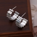 Zilveren metalen oorringen met onregelmatig ribdesign gepresenteerd op walnoothout - Zilveren Geribbelde C-Vorm (B)